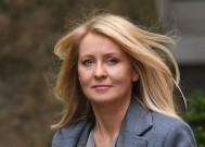 保守党议员埃斯特·麦克维(Esther McVey)抨击将禁烟令比作大屠杀的“令人反感”推文——“控制一下”